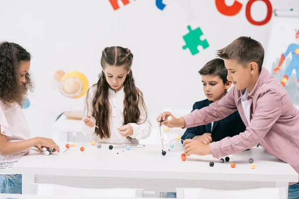 Alumnos en la lección de química - foto de stock