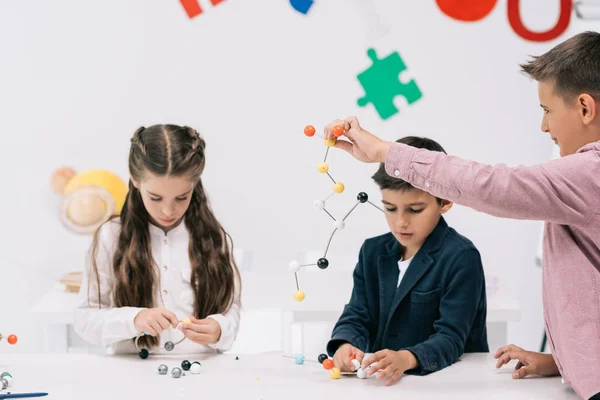 Alumnos en la lección de química - foto de stock