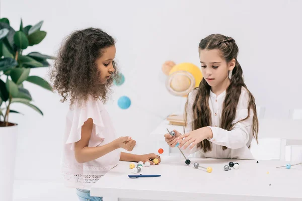 Colegialas en la lección de química - foto de stock