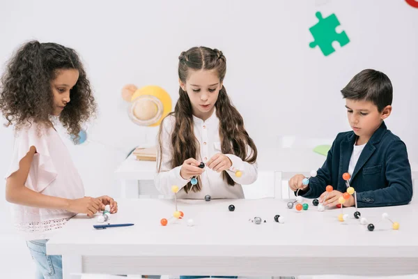 Alumnos en la lección de química - foto de stock