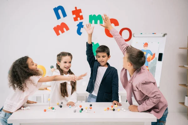 Alumnos en la lección de química - foto de stock