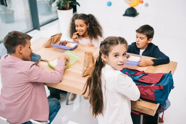 Schüler essen Mittagessen — Stockfoto