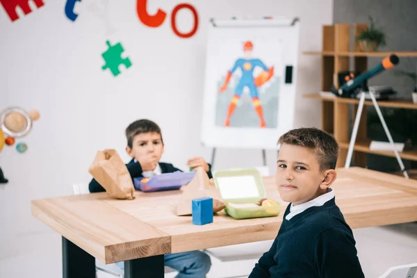 Pupils eating lunch — Stock Photo