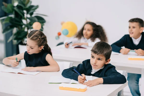 Studenti che studiano in classe — Foto stock