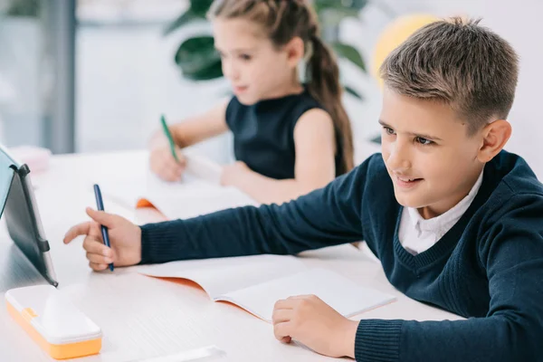 Les écoliers qui étudient en classe — Photo de stock