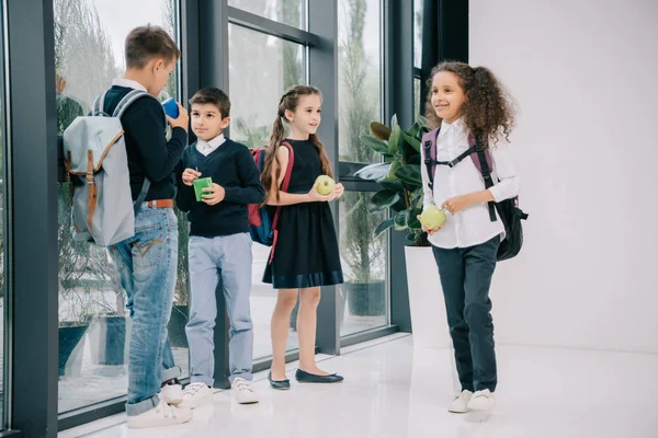 Schüler essen zu Mittag — Stockfoto