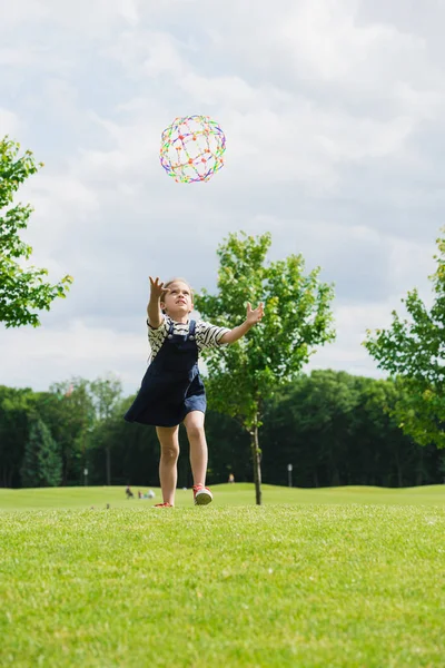 Chica jugando con juguete en el parque - foto de stock