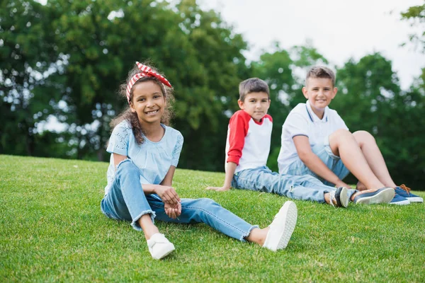 Niños multiétnicos jugando en el parque - foto de stock