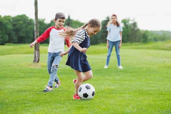 Niños jugando al fútbol - foto de stock