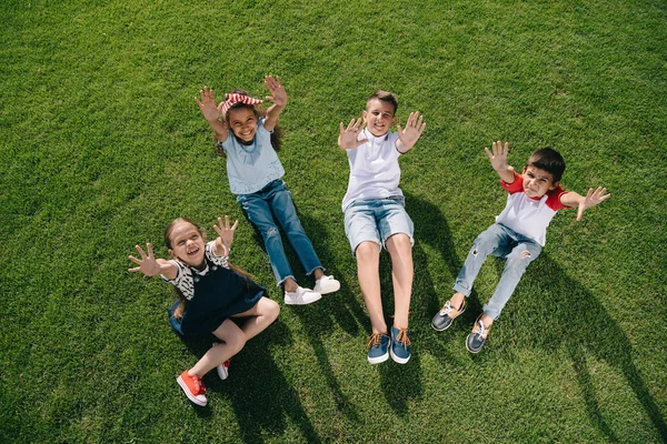 Niños multiétnicos jugando en el parque - foto de stock