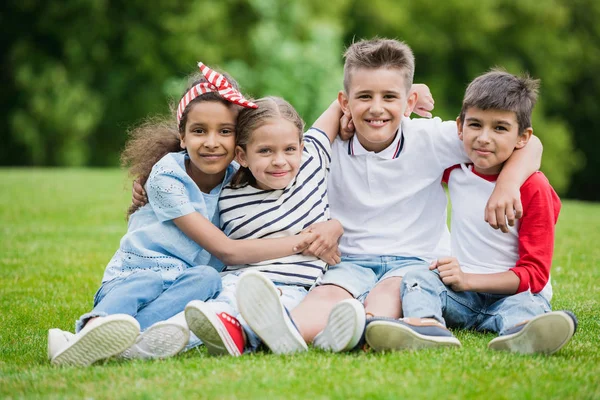 Multiethnische Kinder spielen im Park — Stockfoto