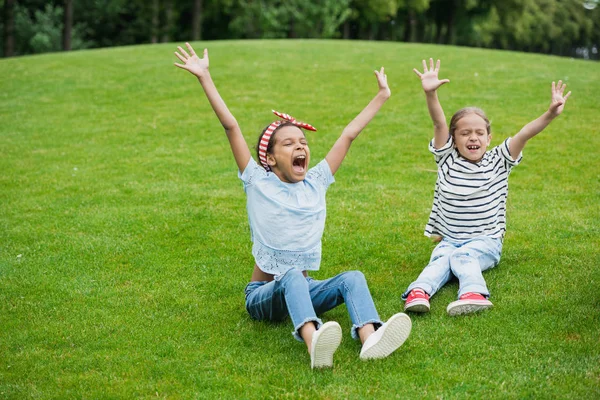 Crianças multiétnicas brincando no parque — Fotografia de Stock