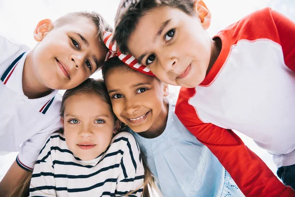 Niños multiétnicos felices - foto de stock