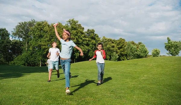 Niños multiétnicos jugando en el parque - foto de stock