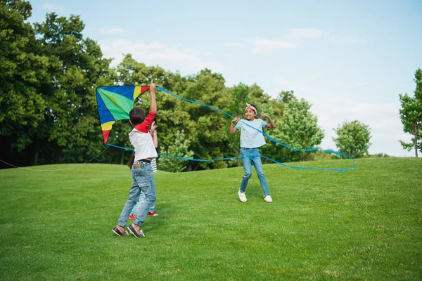 Enfants jouant avec cerf-volant — Photo de stock