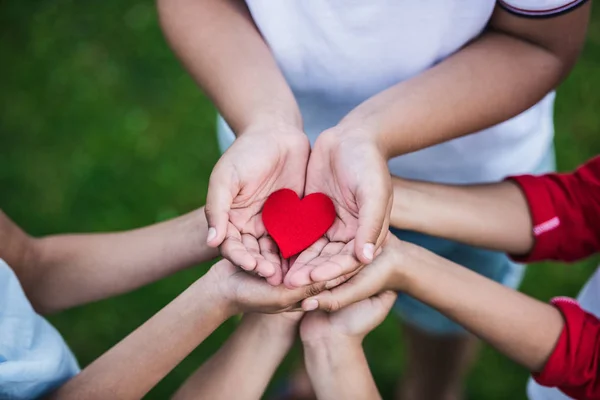 Enfants tenant un symbole cardiaque — Photo de stock