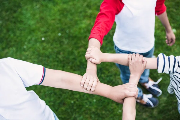 Niños tomados de la mano - foto de stock