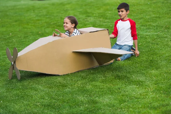 Niños jugando con avión de juguete - foto de stock