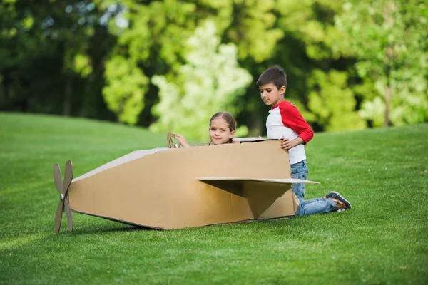 Enfants jouant avec un avion jouet — Photo de stock