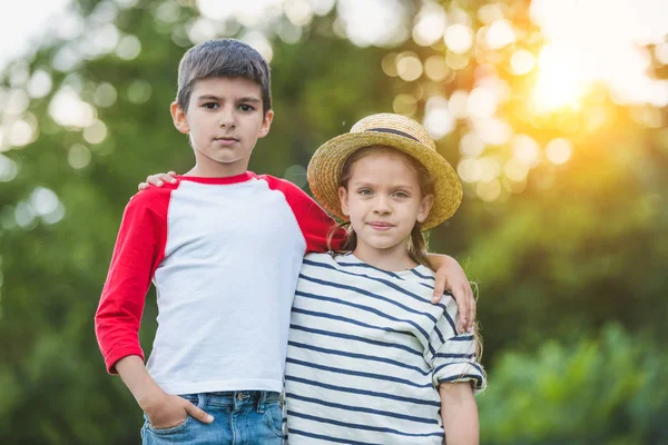 Adorables frères et sœurs dans le parc — Photo de stock