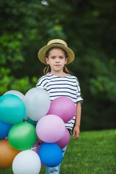 Chica con globos en el parque - foto de stock