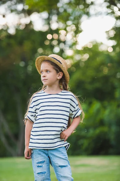 Little girl in straw hat — Stock Photo