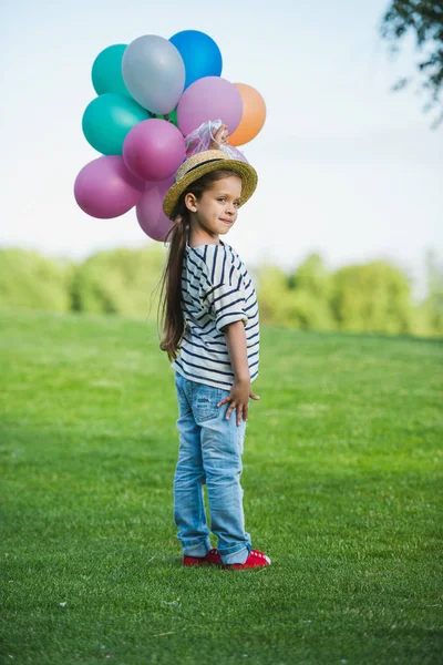 Fille avec des ballons dans le parc — Photo de stock