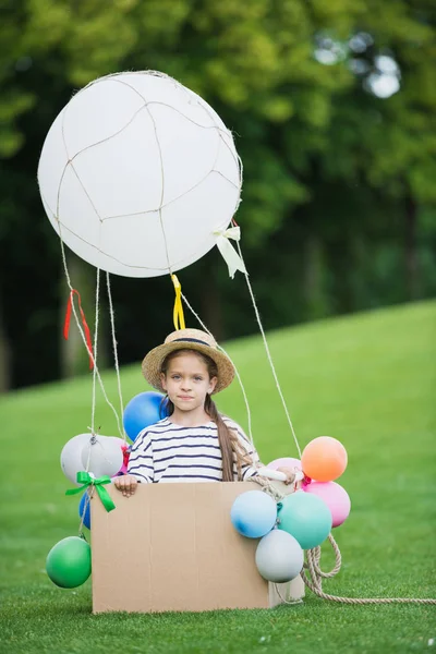 Chica en globo de aire caliente - foto de stock