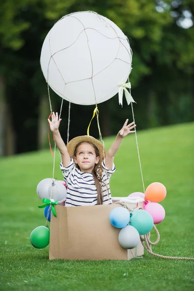 Chica en globo de aire caliente - foto de stock