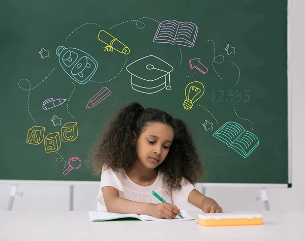 Colegiala afroamericana estudiando - foto de stock