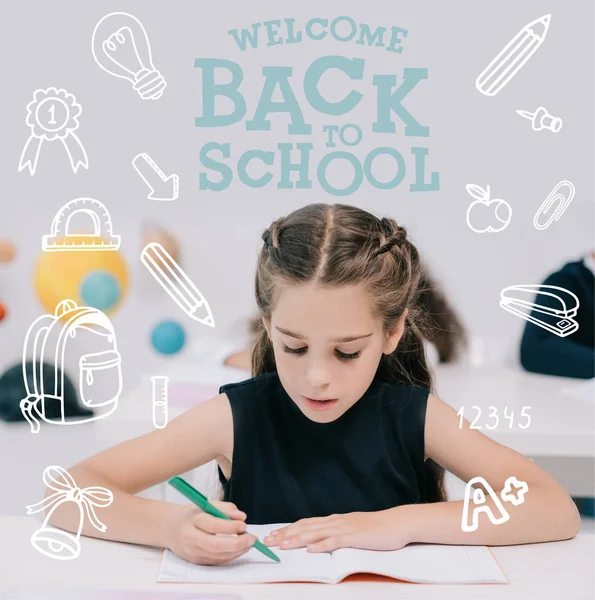 Écolière étudiant en salle de classe — Photo de stock