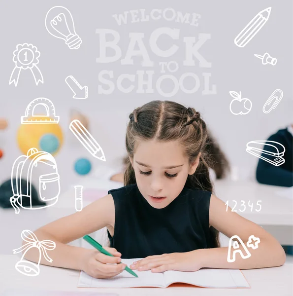 Écolière étudiant en salle de classe — Photo de stock