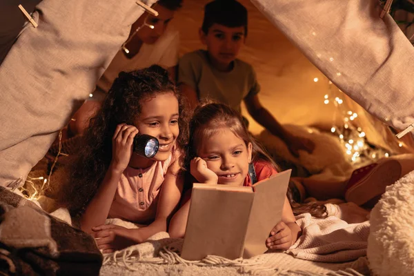 Multikulturelle Mädchen lesen Buch — Stockfoto