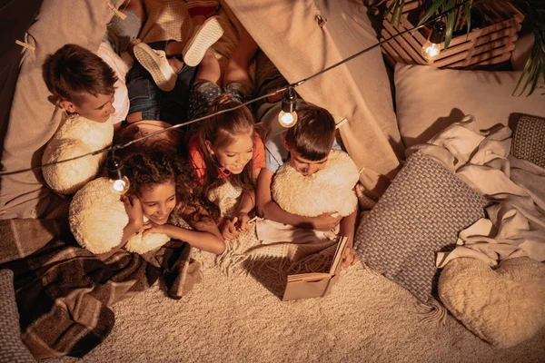 Multiethnic children reading book — Stock Photo