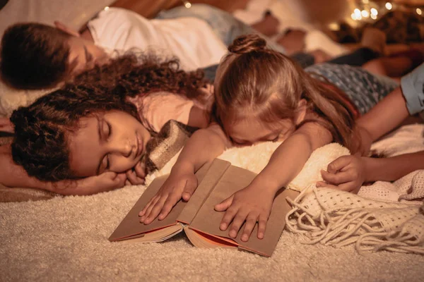 Niños durmiendo en casa - foto de stock