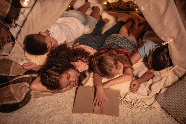 Niños durmiendo en casa - foto de stock