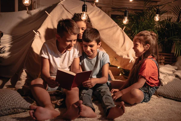 Multiethnic children reading book — Stock Photo