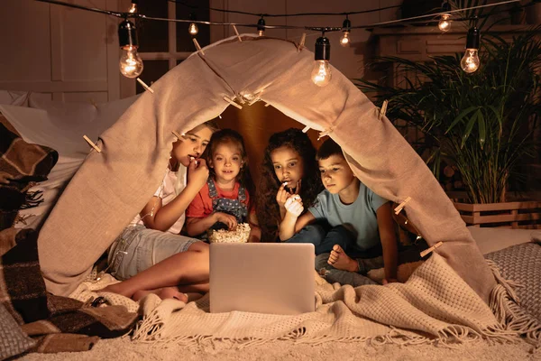 Bambini multiculturali guardando film — Foto stock