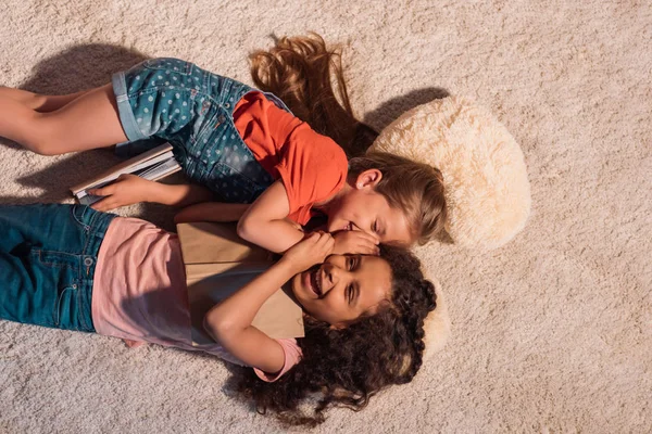 Meninas multiculturais fofocando juntos — Fotografia de Stock