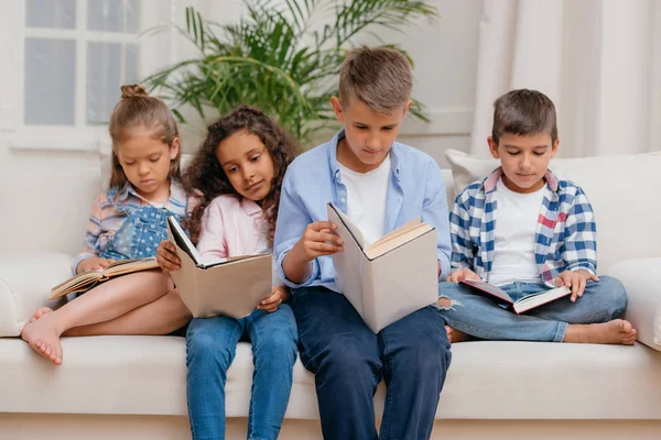 Enfants multiculturels lisant des livres — Stock Photo