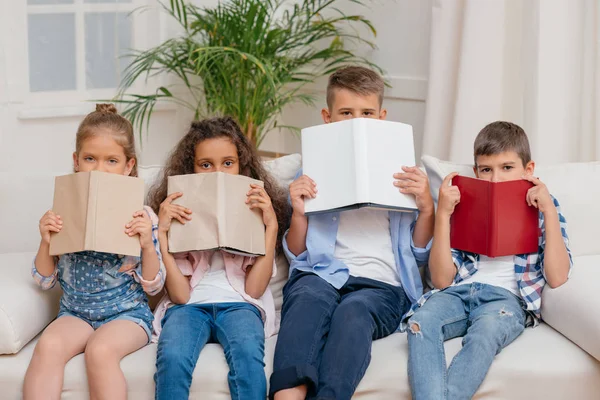 Niños con libros en casa - foto de stock