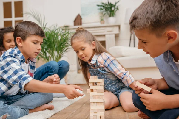Crianças jogando blocos de madeira jogo — Fotografia de Stock