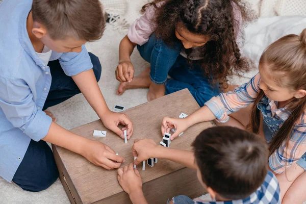 Crianças multiculturais jogando dominó — Fotografia de Stock