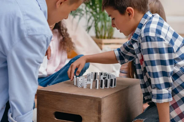 Niños jugando dominó - foto de stock