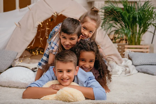 Niños multiétnicos felices en casa - foto de stock