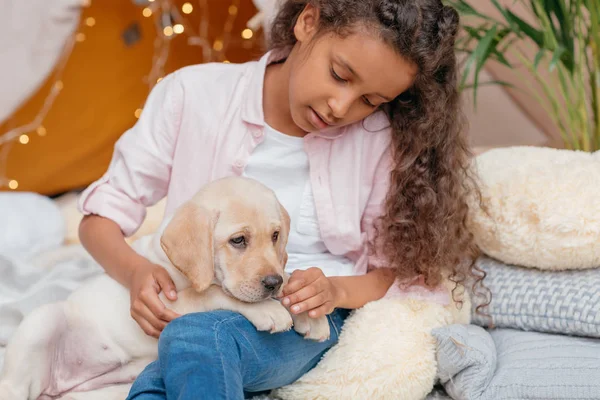 African americna girl and puppy — Stock Photo
