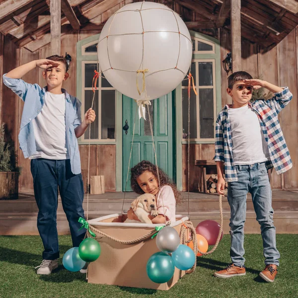 Menina com filhote de cachorro em caixa de balão de ar — Fotografia de Stock