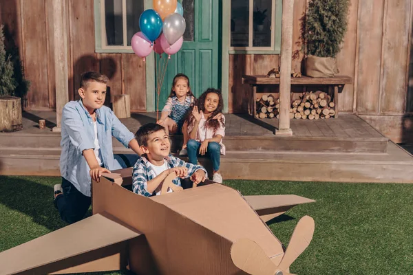 Niños multiétnicos jugando juntos - foto de stock