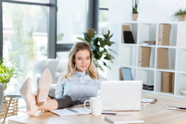 Empresaria que trabaja en la oficina - foto de stock