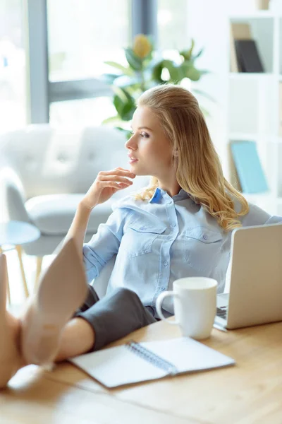 Donna d'affari pensierosa sul posto di lavoro — Foto stock